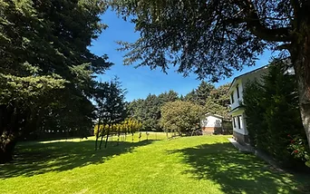 Jardín amplio y arbolado de Villa Lorena