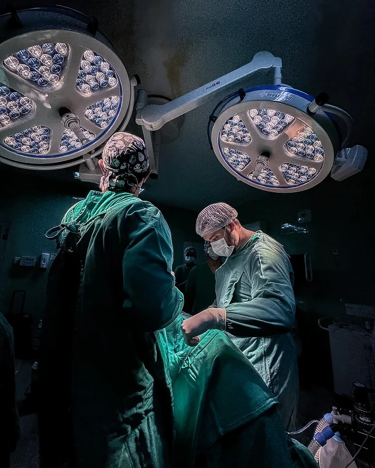 Dr. Tiago Goulart em centro cirúrgico