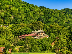 Insda Embraced by the Mountains and Forest A peaceful retreat surrounded by lush greenery, offering privacy, calm, and a natural setting for deep rest.