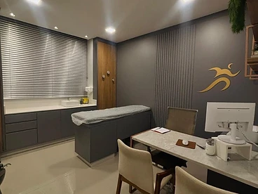 Sala de consulta do consultório do Dr. Marcelo Zalli em Itajaí — clínica neurologista equipada com maca de exame e estrutura moderna