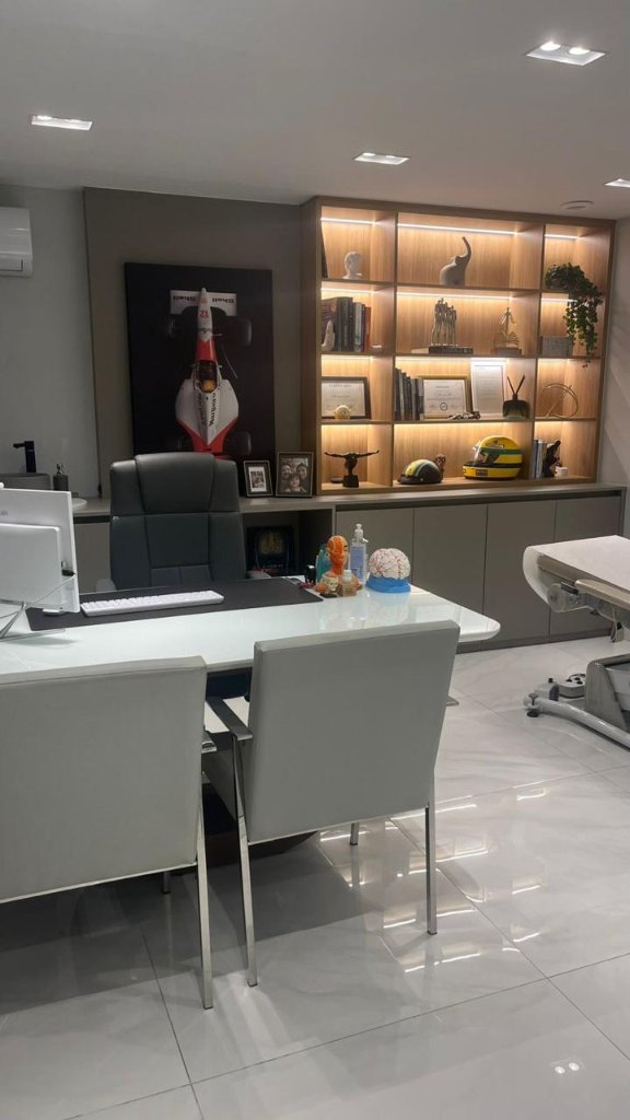 Sala de consulta do consultório do Dr. Marcelo Zalli em Balneário Camboriú — clínica neurologista equipada com modelos anatômicos de cérebro