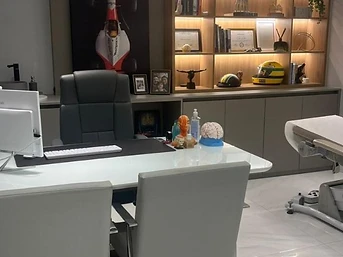 Sala de consulta do consultório do Dr. Marcelo Zalli em Balneário Camboriú — clínica neurologista equipada com modelos anatômicos de cérebro e estrutura moderna