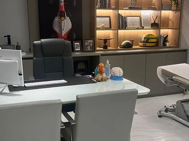 Sala de consulta do consultório do Dr. Marcelo Zalli em Balneário Camboriú — clínica neurologista equipada com modelos anatômicos de cérebro