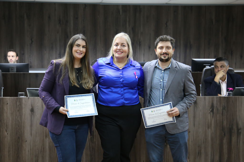 Dr. Marcelo Zalli e homenageados recebendo Moção de Congratulação da Câmara de Vereadores de Balneário Camboriú por relevantes serviços prestados à comunidade médica e neurologia.