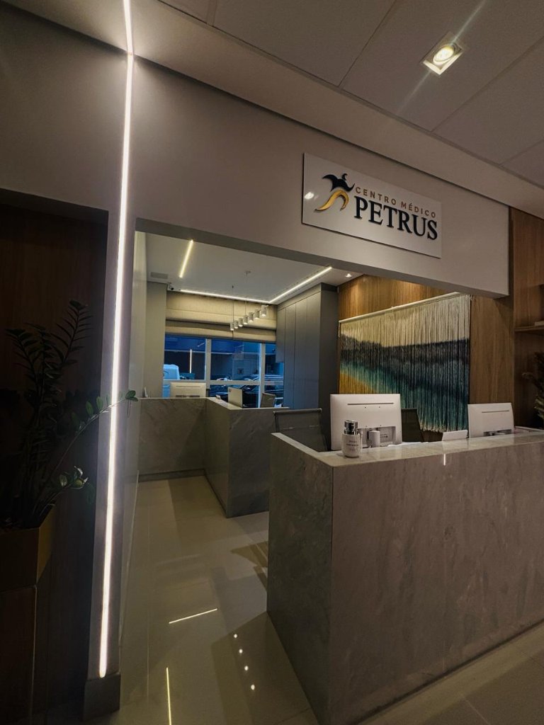 Recepção do consultório do Dr. Marcelo Zalli em Itajaí — clínica neurologista no Centro Médico Petrus, ambiente claro e acolhedor
