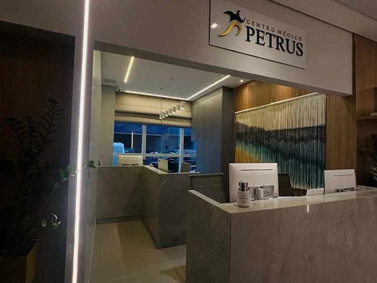 Recepção do consultório do Dr. Marcelo Zalli em Itajaí — clínica neurologista no Centro Médico Petrus, ambiente claro e acolhedor