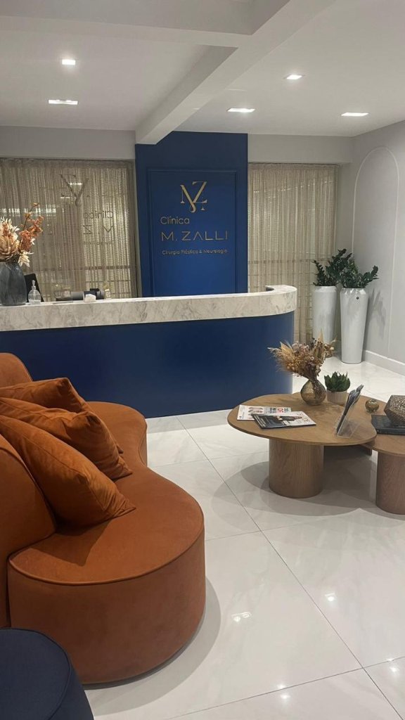 Recepção do consultório do Dr. Marcelo Zalli em Balneário Camboriú — clínica neurologista com ambiente acolhedor e moderno no Menara Medical Center