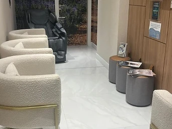 Sala de espera do consultório do Dr. Marcelo Zalli em Balneário Camboriú — clínica neurologista acolhedora com poltronas e mural