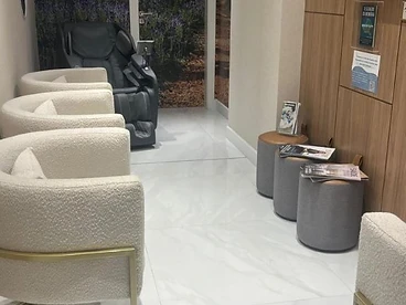 Sala de espera do consultório do Dr. Marcelo Zalli em Balneário Camboriú — clínica neurologista acolhedora com poltronas e mural