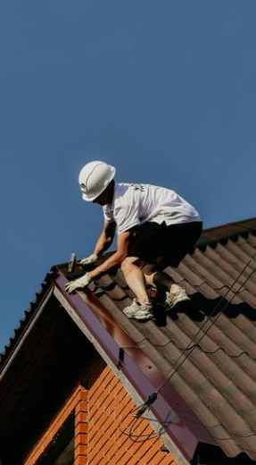 Artisan du bâtiment au travail