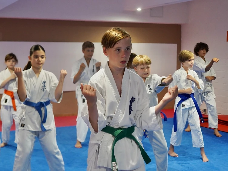 Jugendliche beim Kyokushin Karate Training im Shinzen Dojo Berlin