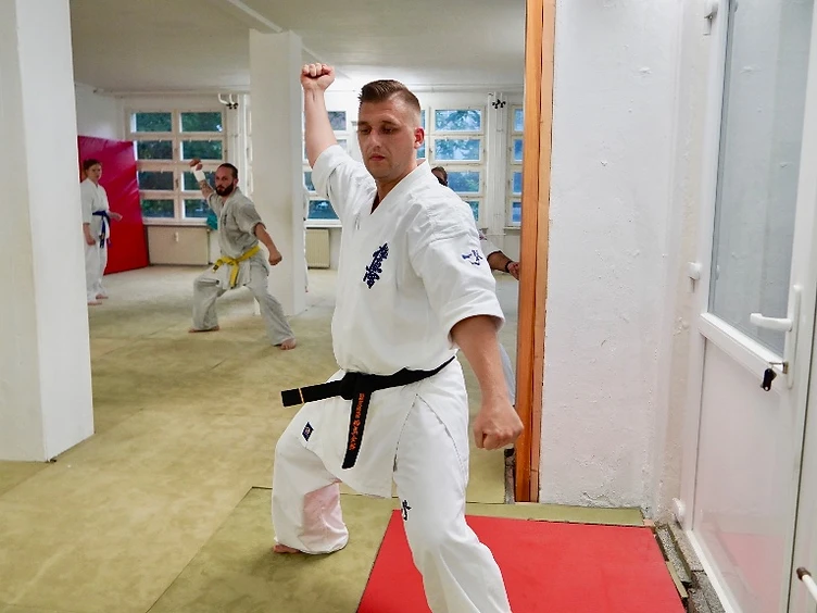 Studenten beim Kyokushin Karate Training im Shinzen Dojo Berlin