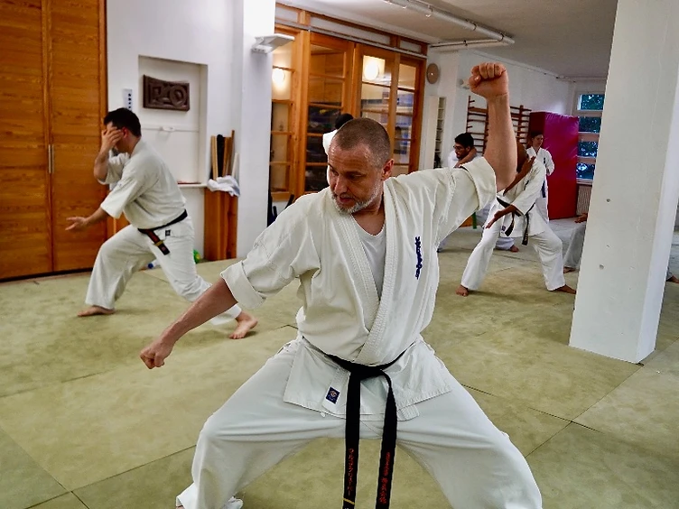 Junge Erwachsene beim Kyokushin Karate Training im Shinzen Dojo Berlin