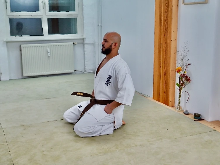 Karatekas in der traditionellen Seiza-Sitzhaltung des Kyokushin Karate im Shinzen Dojo Berlin-Schöneberg