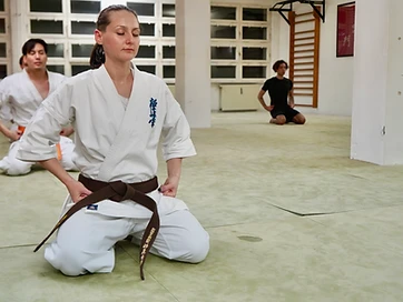 Seiza – ritueller Beginn des Trainings im Shinzen Dojo Berlin