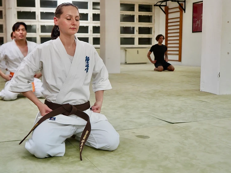 Karateka in der Seiza-Meditation im Shinzen Dojo Berlin