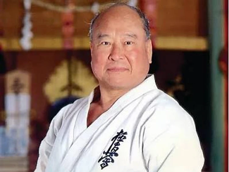 Sosai Masutatsu Oyama im weißen Gi mit schwarzem Gürtel