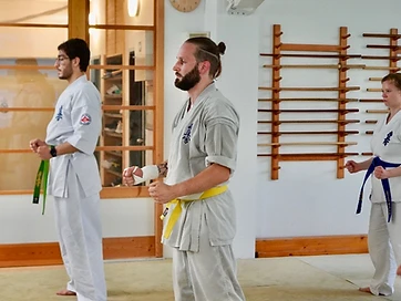 Kyokushin Karateka in Grundstellung im Shinzen Dojo Berlin