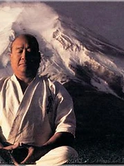 Sosai Mas Oyama in Meditation vor dem Fuji