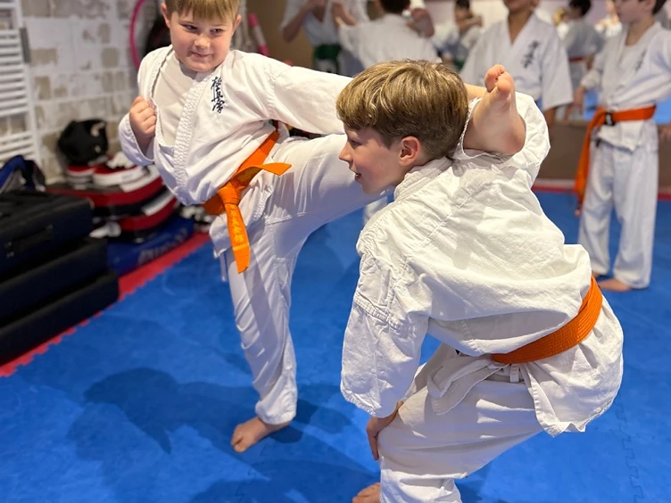 Kinder (9–13 Jahre) beim Karate-Training im Shinzen Dojo Berlin
