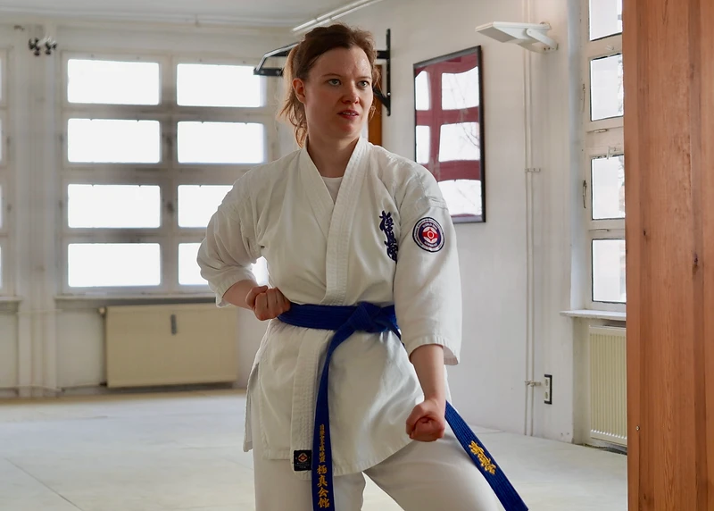 Karateka im Kampfstand im Shinzen Dojo Berlin-Schöneberg