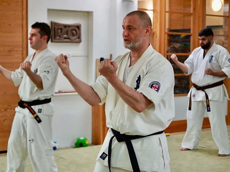 Erwachsene beim Kyokushin Karate Training im Shinzen Dojo Berlin-Schöneberg