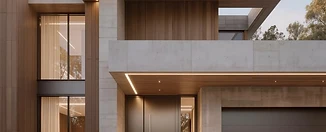 Fachada de villa contemporánea al atardecer