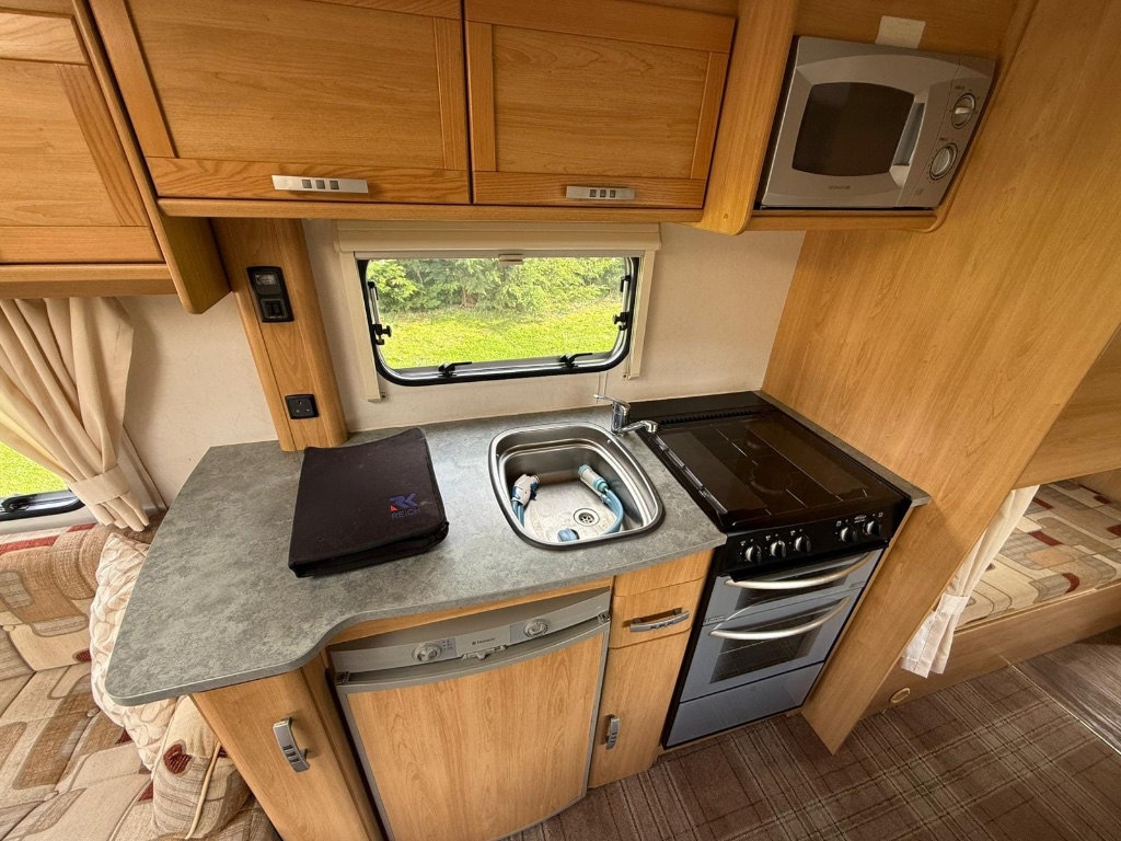 2009 Lunar Ultima FB used caravan for sale in Lincolnshire — photo 11
