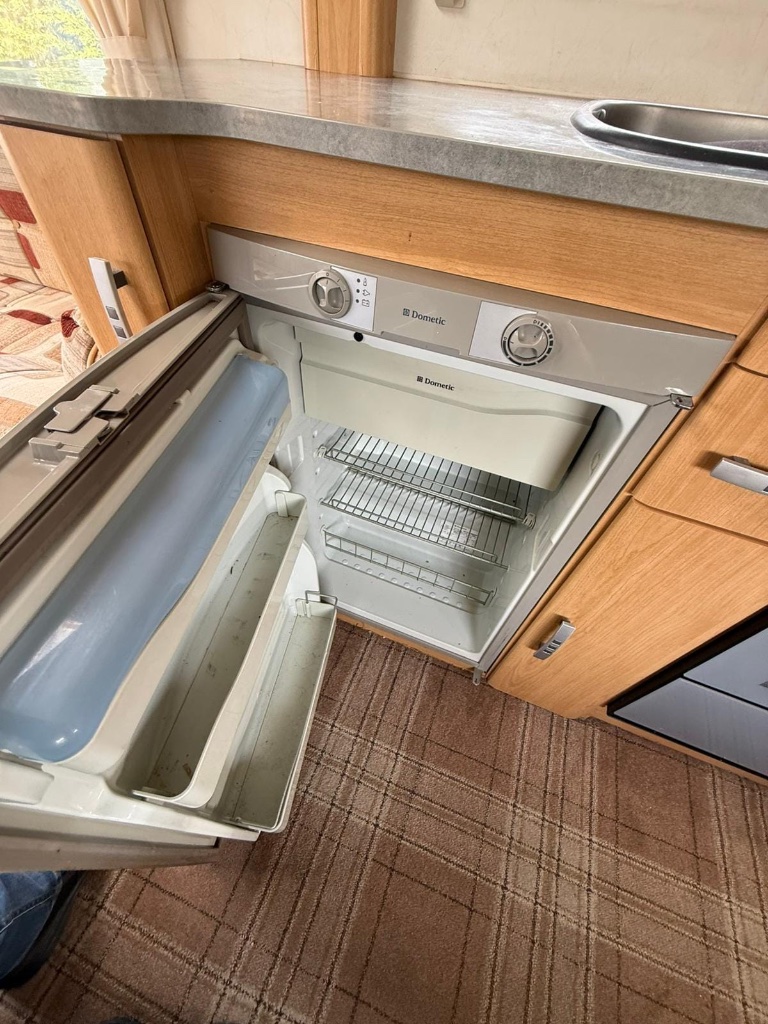 2009 Lunar Ultima FB used caravan for sale in Lincolnshire — photo 12