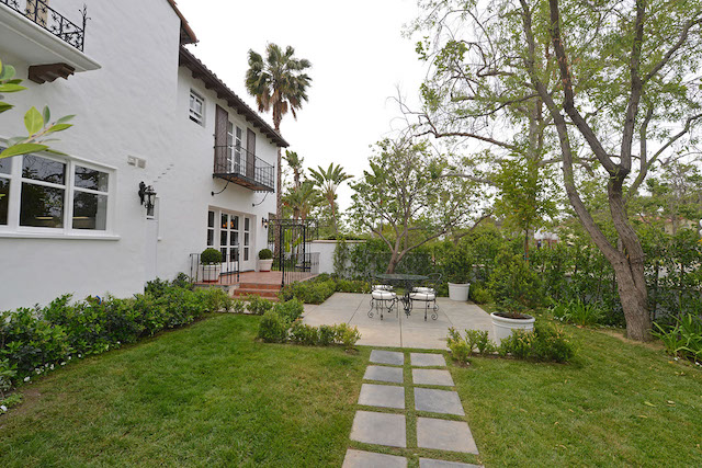 Side garden at June, with stepping stones through the lawn, by Apel Design
