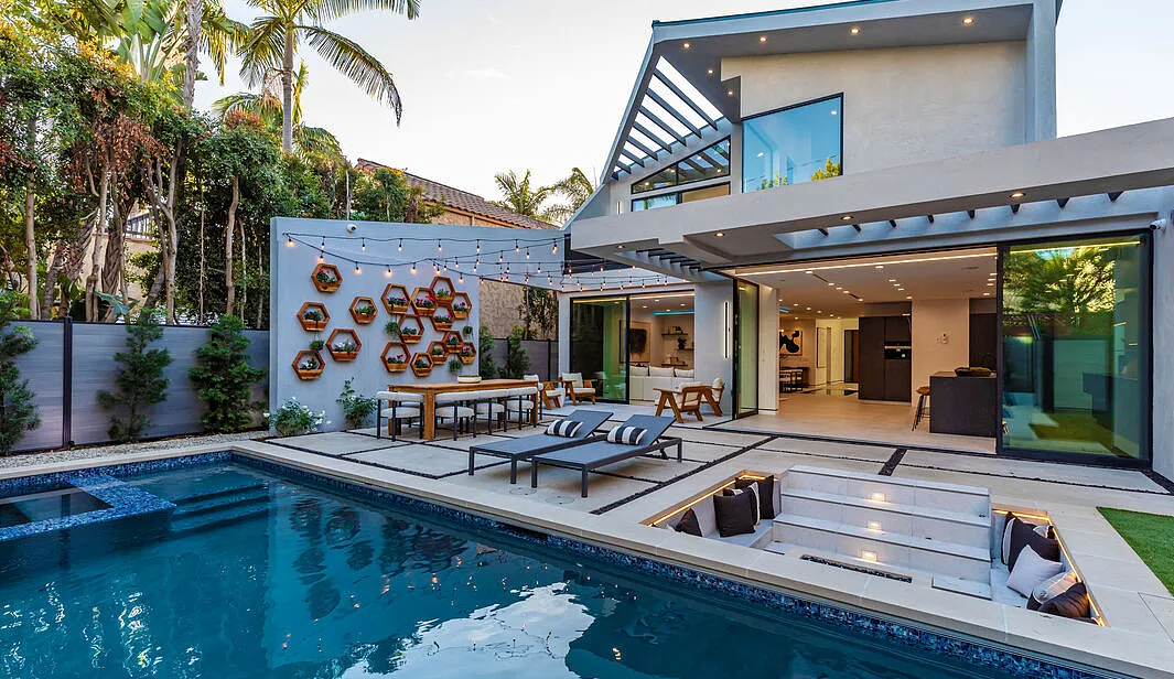 The garden elevation, with the glazed gable, the sliding glass walls and the pool, La Jolla North in West Hollywood by Apel Design