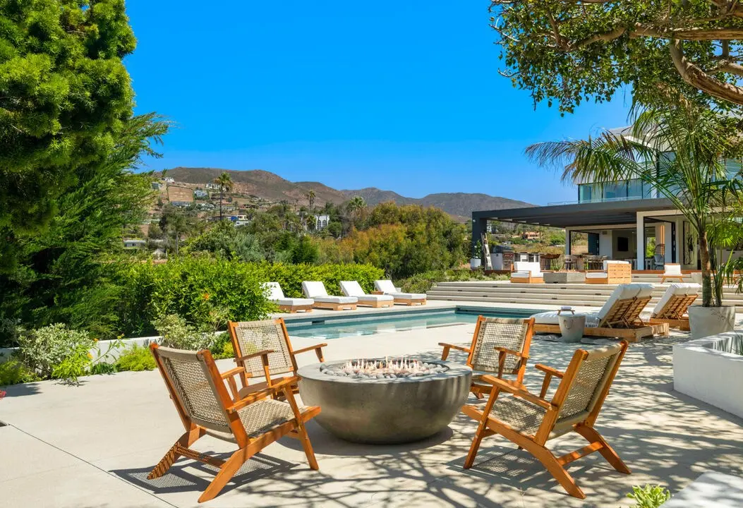 A coastal residence by Apel Design in Malibu, view 7 of 12