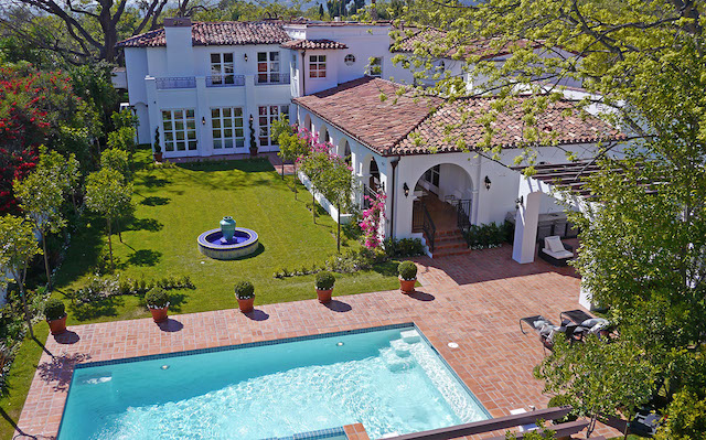 The garden at June from above, with the pool, the fountain and the lawn, by Apel Design