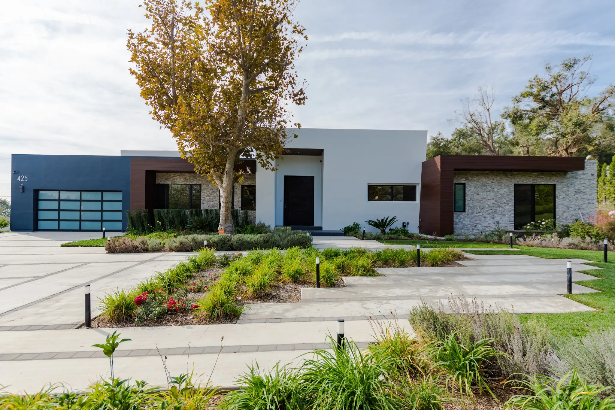 Low-profile modern residence by Apel Design