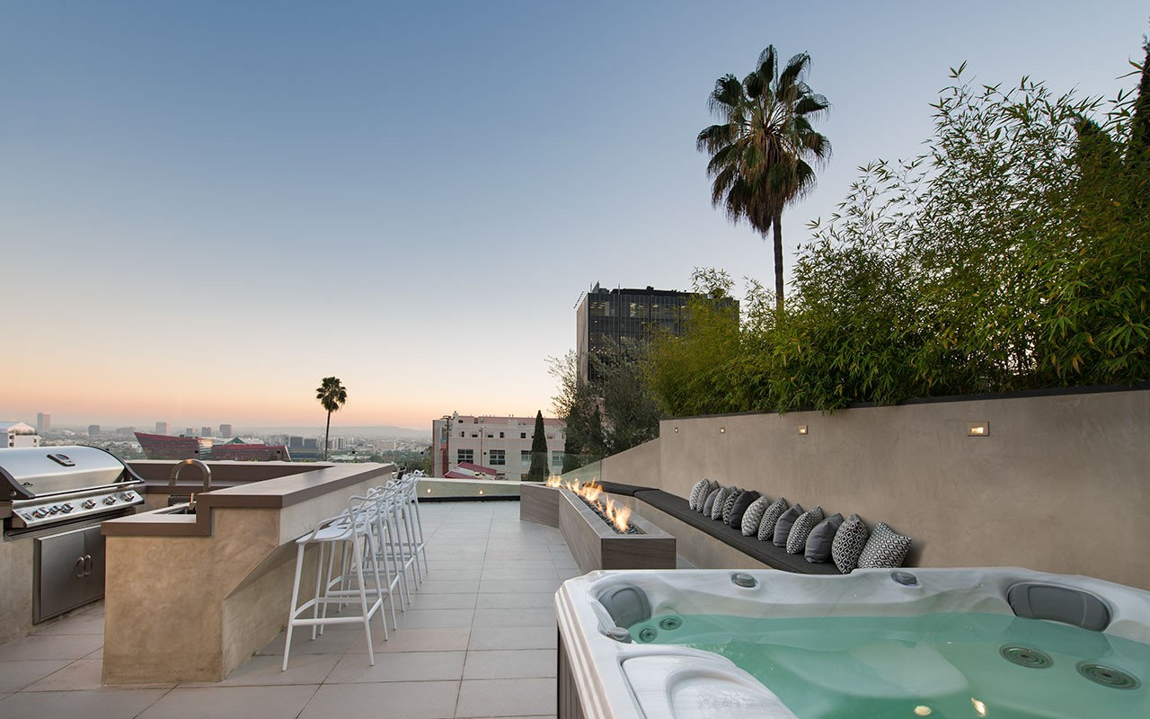Spa, fire feature and outdoor kitchen at Shoreham above the city, by Apel Design