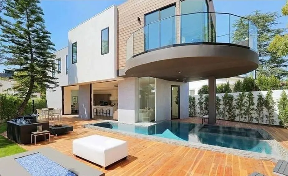 Sculptural contemporary residence and pool shaped through an artist’s eye