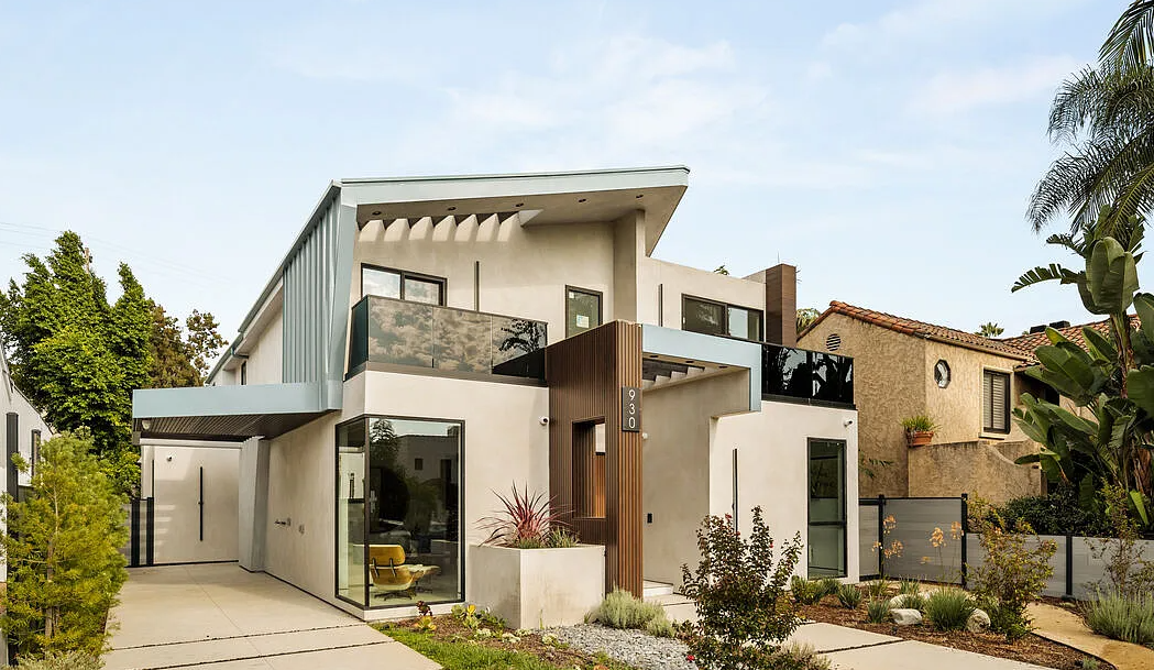 The house from the street, with the side wing and the glass corner of the sitting room, La Jolla North in West Hollywood by Apel Design