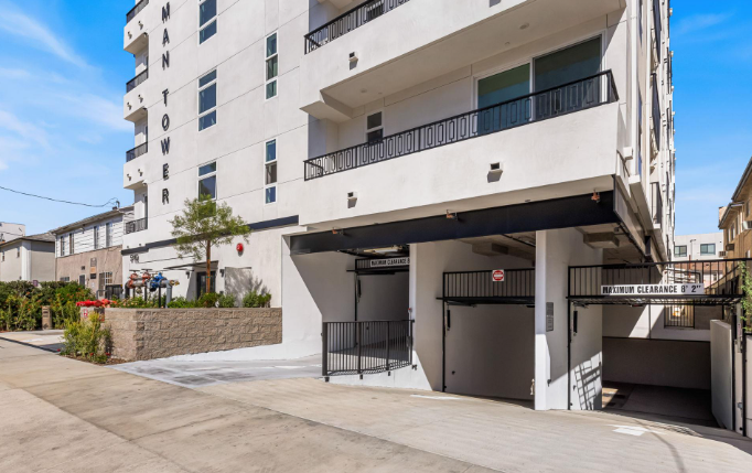 Street-level entry of Bakman Housing, by Apel Design