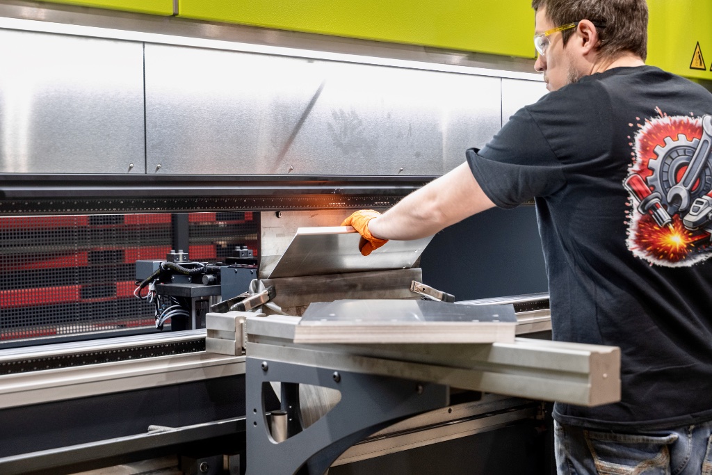 Press brake forming a metal sheet