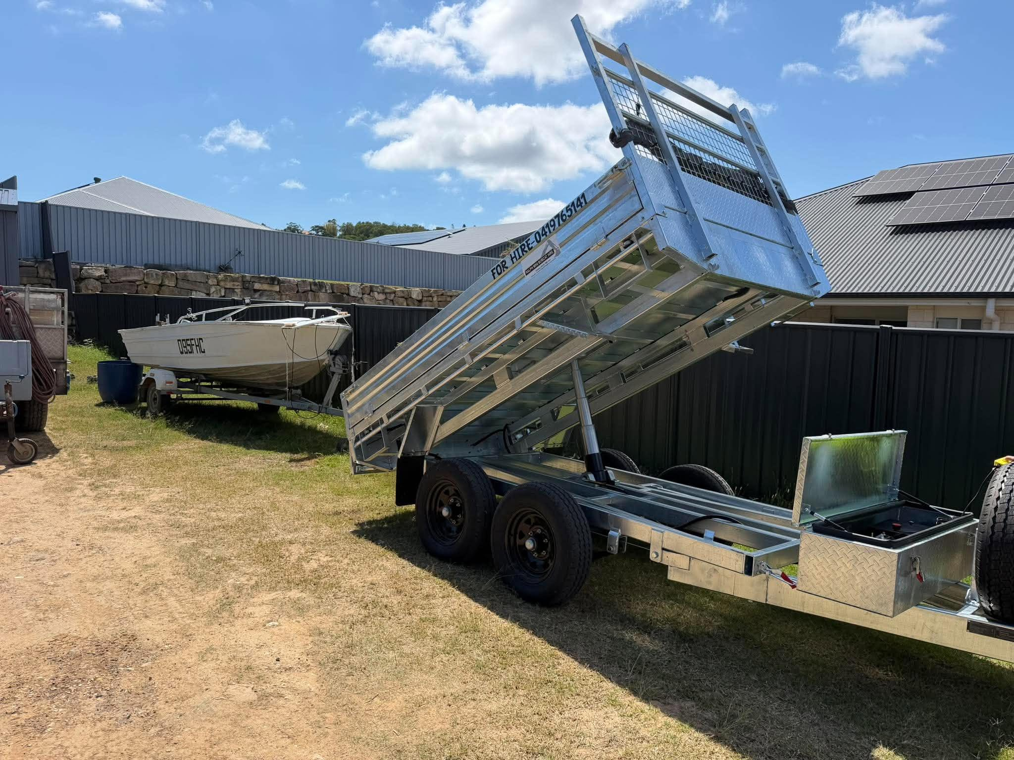 Hydraulic tipper — raised tray