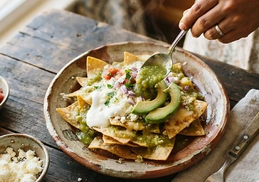 Platillo tradicional mexicano — chilaquiles verdes emplatados