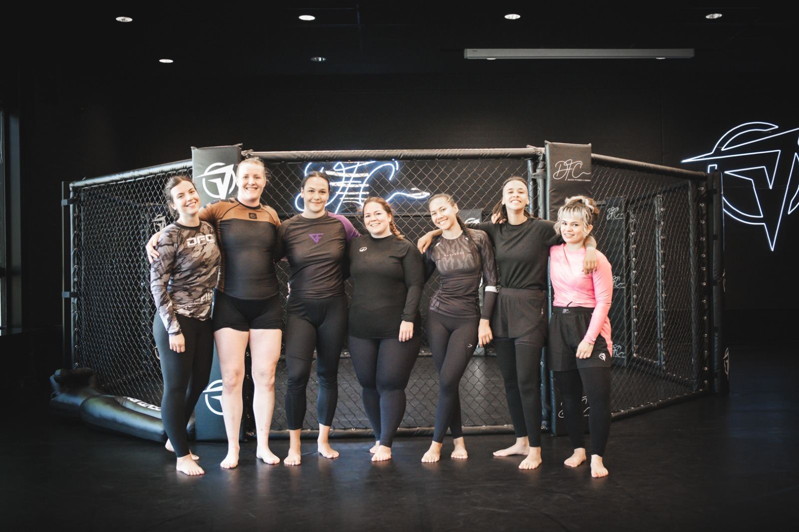 Groepsfoto ladies only BJJ-les bij DFC Ridderkerk: vrouwen die Braziliaans Jiu Jitsu trainen