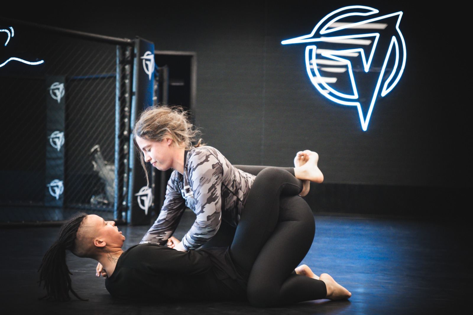 Vrouwen oefenen een grondtechniek tijdens de ladies only BJJ-les bij DFC Ridderkerk