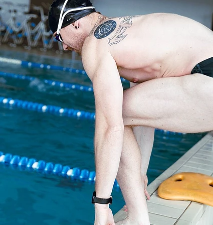 Nuotatore pronto a entrare in vasca per il nuoto libero