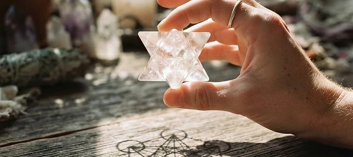 La Merkaba symbolise le véhicule de lumière de l'âme, une forme qui nous rappelle notre origine multidimensionnelle.