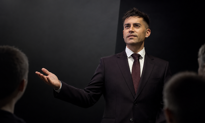 Marcelo Meriño Aravena dirigiéndose a un auditorio