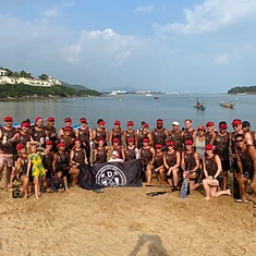 Full DBDB dragon boat team with the race flag