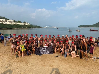 Full DBDB dragon boat team with the race flag