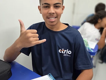 Aluno do Fundamental sorrindo com uniforme do CTRIO