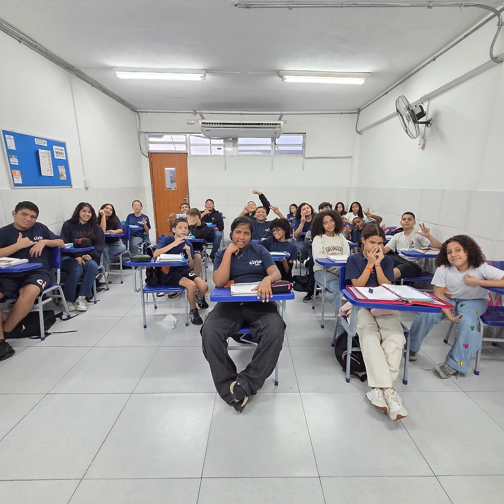 Sala de aula do CTRIO com alunos durante a prova do Bolsão